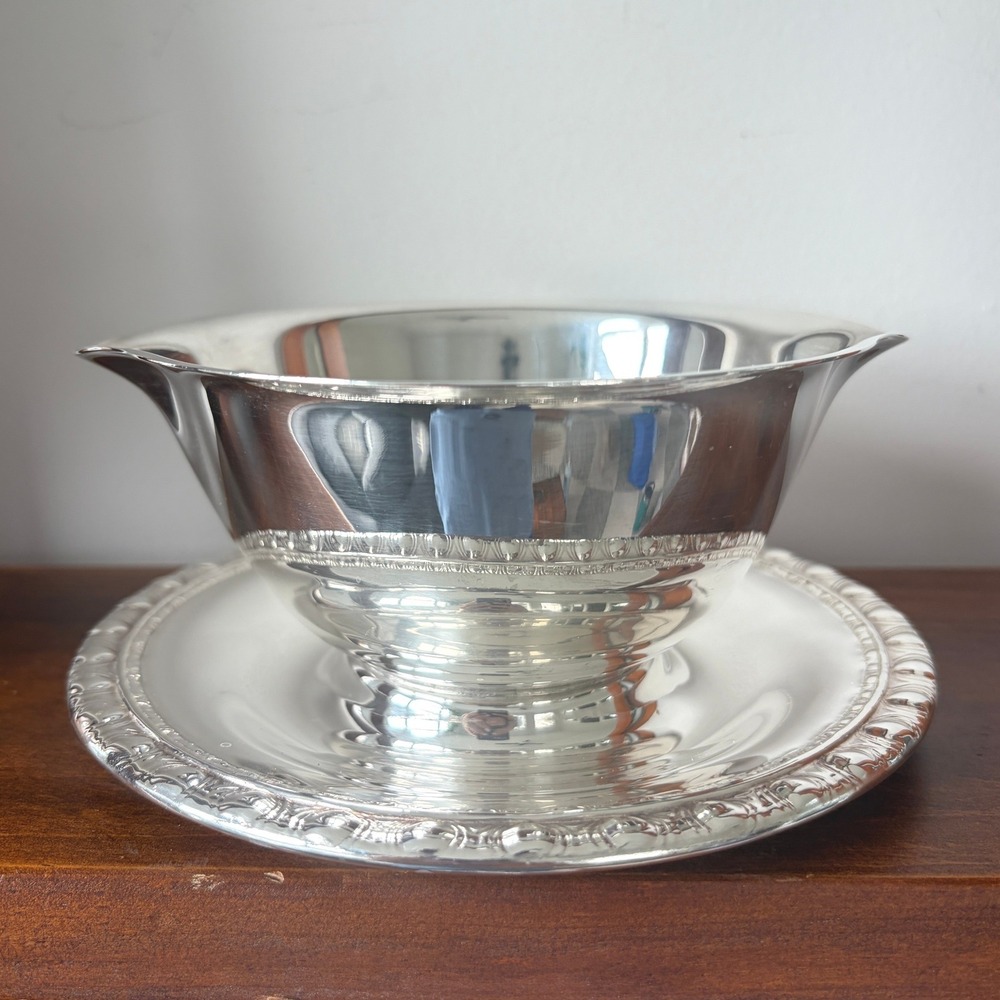 Rogers & Bro Silver Plated Gravy Boat Attached Underplate 1713 Gadroon Trim